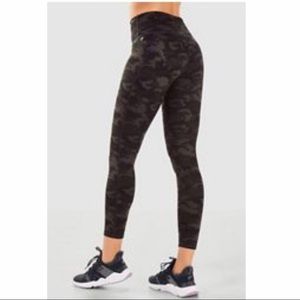 Fabletics Camo Powerhold Highwaisted 7/8 small NWT